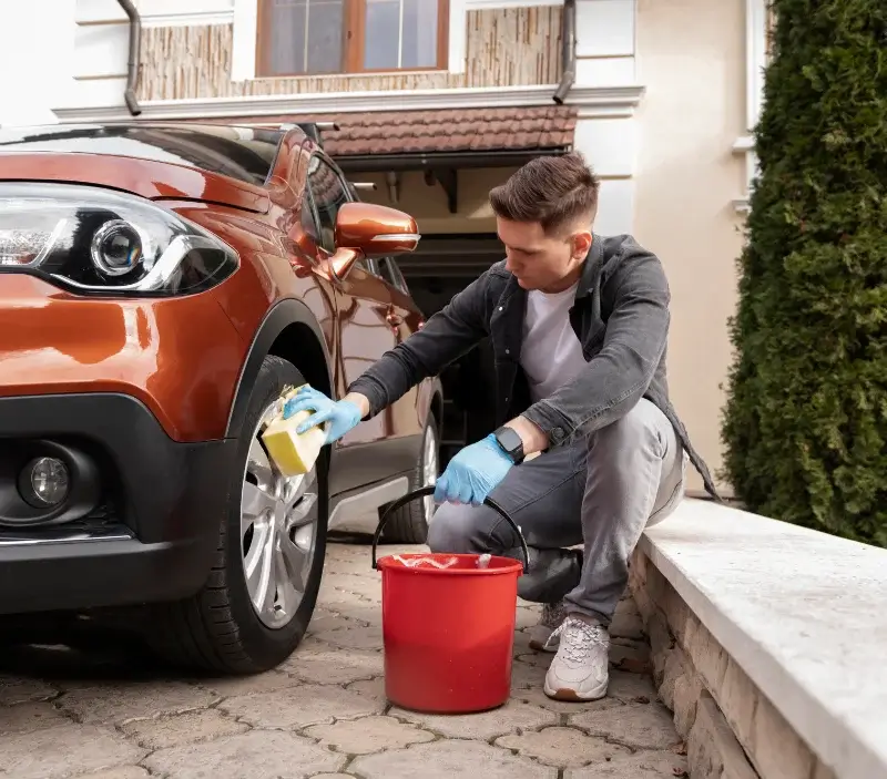 Lavage auto à domicile Doux : professionnel intervenant sur un véhicule